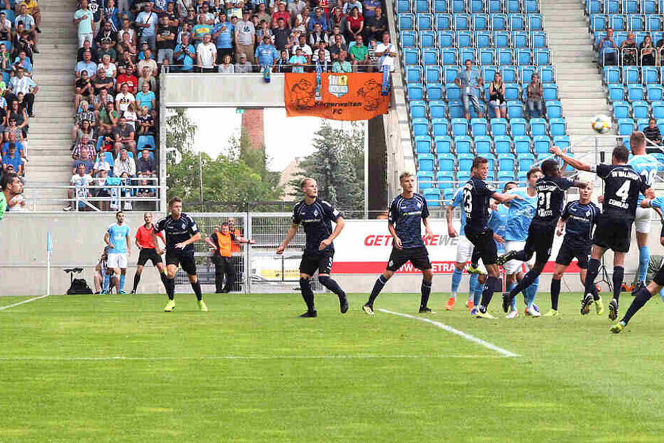 Das 1:1 aus anderer Perspektive: Tobias Müller (3.v.r.) steigt am höchsten und köpft - der Ball wird noch abgefälscht und landet im Mannheimer Kasten.