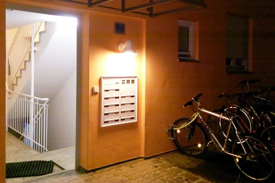 Der Angeklagte soll die zwei Bekannten von ihm laut Anklage in seine Wohnung gelockt haben.