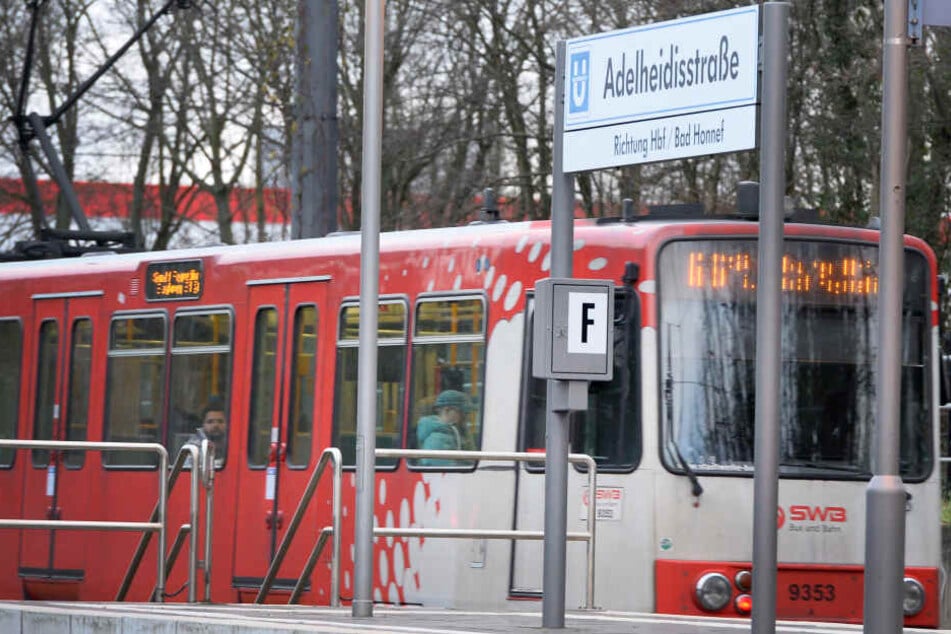 Im Dezember 2019 war eine Bahn in Bonn nach der Ohnmacht des Fahrers minutenlang ohne Kontrolle gefahren (Archivbild).