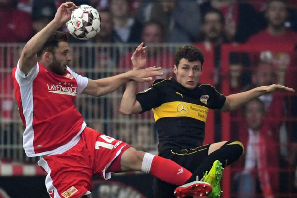 Berlins Ken Reichel (l.) im Zweikampf mit Stuttgarts Verteidiger Benjamin Pavard (r.), der zu den Bayern wechselt.