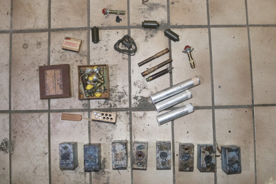 Bei Durchsuchungen der Polizei wurden Beweismittel gesichert. Die drei Verdächtigen befinden sich in Untersuchungshaft.