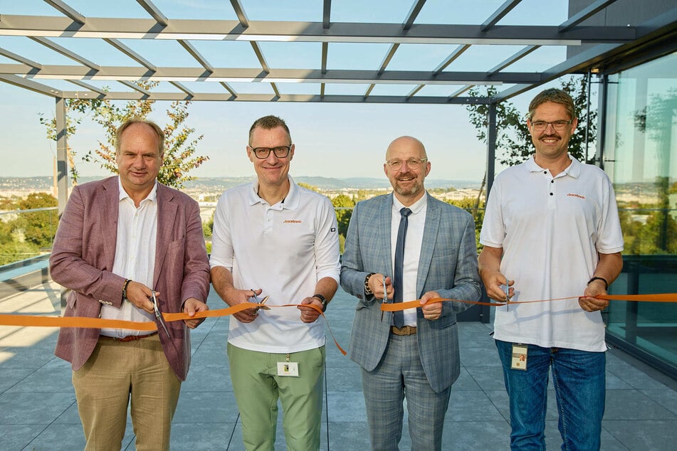 Der Campus ist eröffnet: OB Dirk Hilbert (53, FDP), Chef Rocco Deutschmann (48), Staatssekretär Thomas Kralinski (53) und Chef Benjamin Aschoff (50, v.l.).
