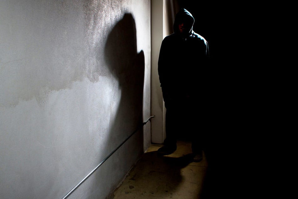 Die Täter waren vermummt, werden derzeit von der Polizei gesucht. (Symbolbild)