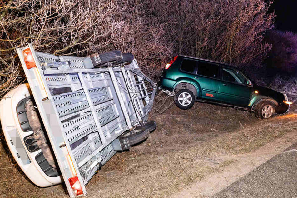 Der Nissan mit dem Porsche auf dem Anhänger geriet ins Schleudern und beförderte so die Nobelkarosse ins Gebüsch.