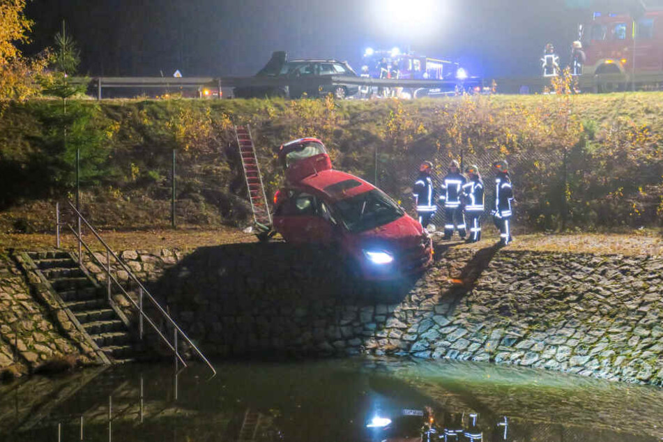Die Insassen hatten Glück, dass das Auto nicht noch ins Wasser rutschte.