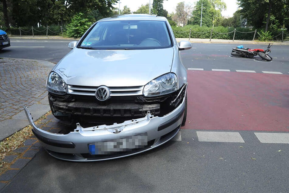 Der VW wurde bei dem Unfall im Frontbereich beschädigt.