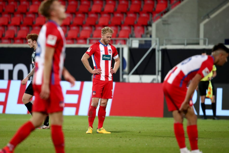 Heidenheims Sebastian Griesbeck (Mitte) schaut beim Relegations-Rückspiel gegen Werder Bremen zu Boden.
