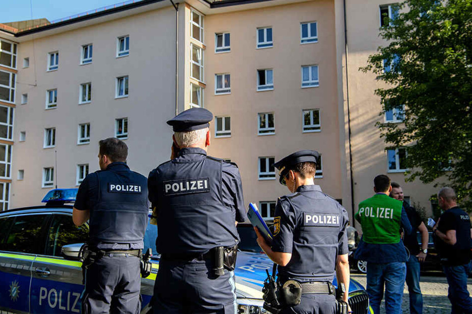 Ermittler der Polizei sind am Tatort in der Jutastraße in München-Neuhausen.