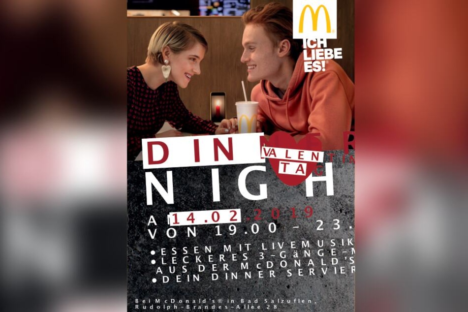 Mit diesem Plakat wirbt der McDonald's in Bad Salzuflen für seine "Dinner Night".