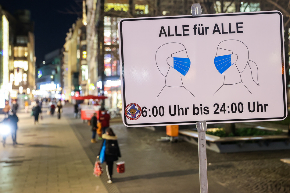 Ein Hinweisschild auf die Maskenpflicht in der Leipziger Innenstadt. Dem Epidemiologen Markus Scholz zufolge könnte in Sachsen nur noch ein vollständiger Lockdown helfen, um die Ausbreitung des Coronavirus zu bremsen.