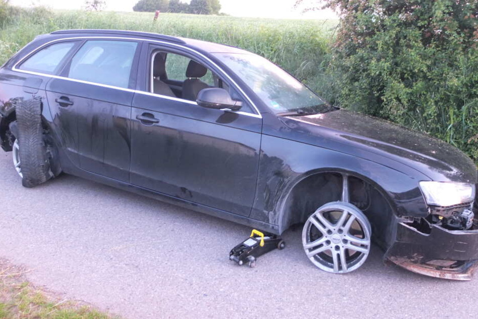 Der Autofahrer ist trotz Reifenschaden nach einem Unfall weitergefahren.