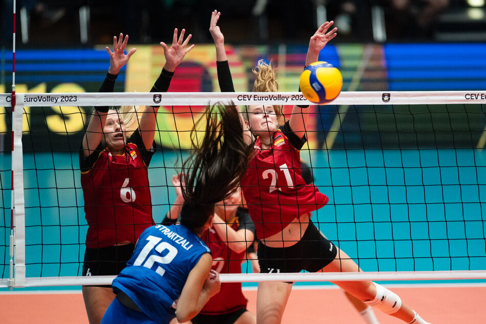 Deutschlands Antonia Stautz (l.) und Camilla Weitzel (r.) blocken den Ball der Griechin Olga Strantzali.