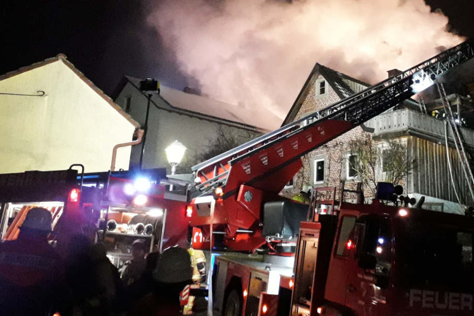 Rund 100 Einsatzkräfte der Feuerwehr waren im Einsatz.