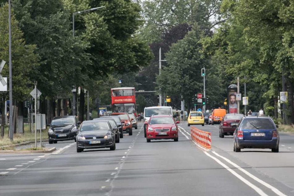 Noch fahren die Autofahrer der Albertstraße auf vier Spuren - die Radler aber ohne eigenen Weg.