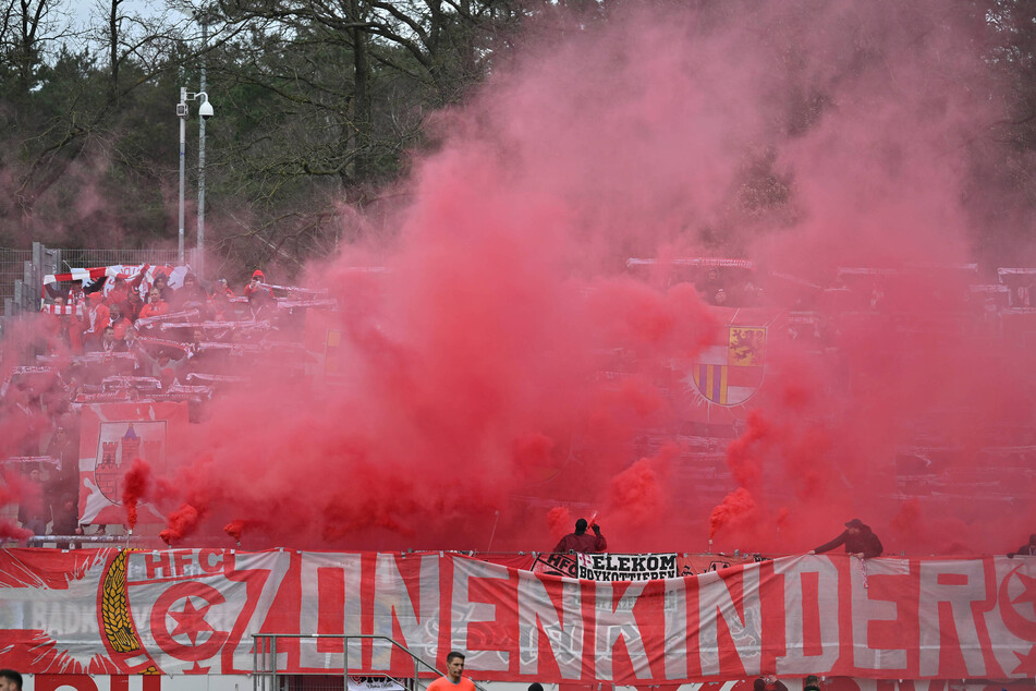 Der Hallesche FC bekam wieder eine Geldstrafe, weil seine Fans beim Spiel gegen den SV Meppen Pyrotechnik gezündet haben.