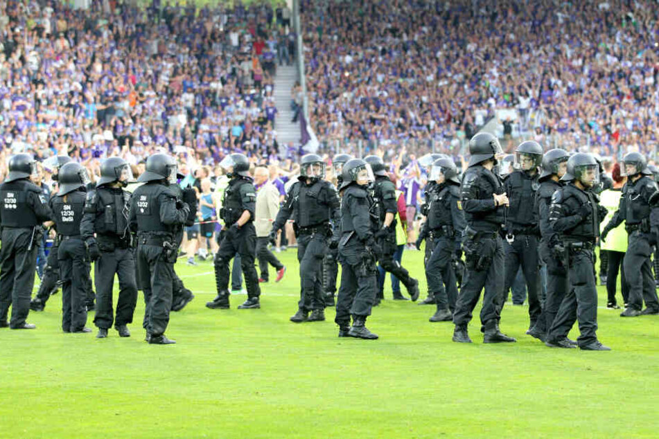 Kleine Stadt, großer Fußball: Bei Heimspielen des Zweitligisten FC Erzgebirge Aue hat die Polizei immer Dienst.