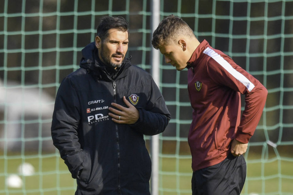 Baute ihn gestern im Training wieder auf: Dynamo Trainer Cristian Fiel (l.) mit Kevin Ehlers.