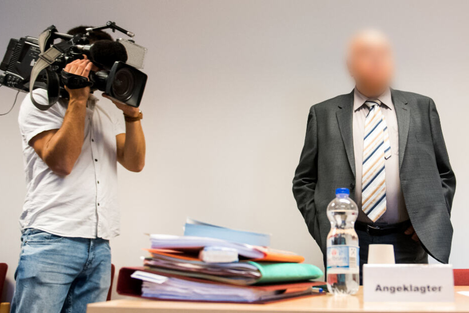 Detlef H., Angeklagter und früherer Leiter der Lübecker Außenstelle der Opferschutzorganisation Weißer Ring, steht im Amtsgericht im Saal.