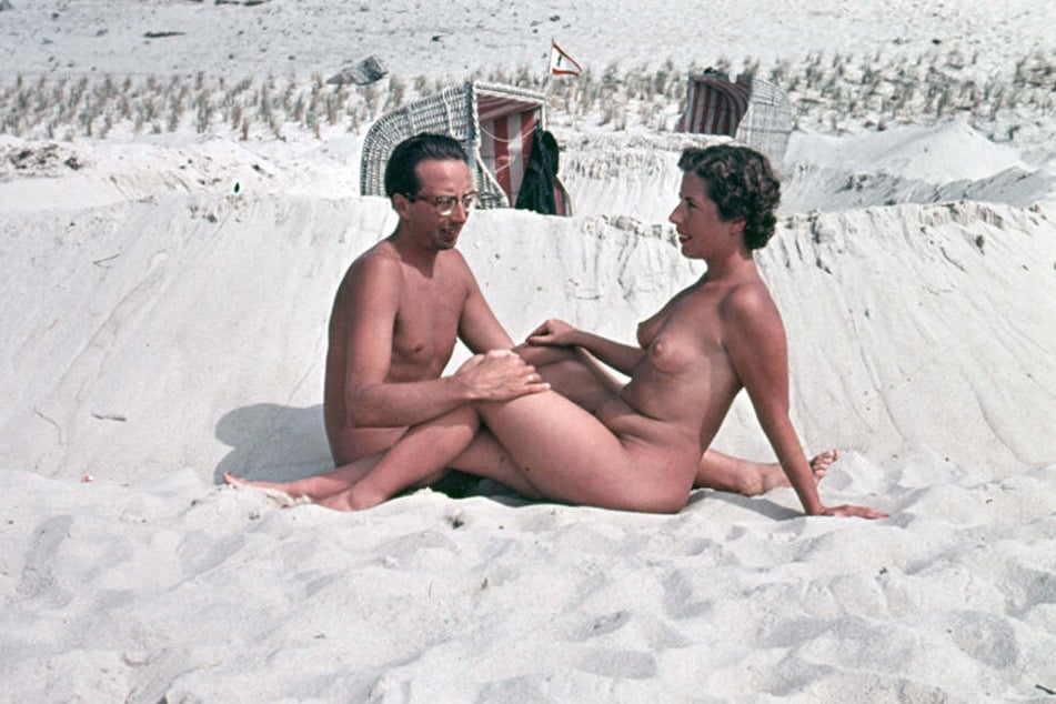Zaghafte FKK-Versuche auch im Westen: Ein Paar genießt 1964 seinen Sommerurlaub zwischen Strandkorb und Düne auf der Nordseeinsel Sylt - nackt!