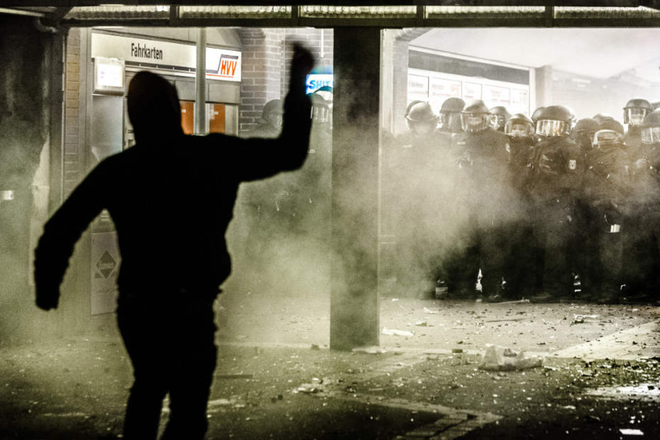 Solche Szenen schrecken Nicht-Extremisten oft ab: Polizisten werden im Bahnhof Sternschanze von einem linken Randalierer mit Wurfgeschossen angegriffen. Deswegen greift die linke Szene zu neuen Strategien.