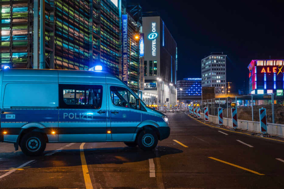 Ein Polizeiauto sperrt die Grunerstraße ab.