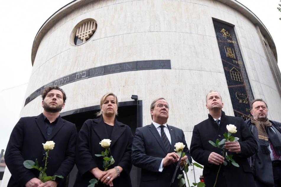 Felix Banaszak (l-r), Mona Neubaur, Armin Laschet (CDU), Joachim Stamp (FDP) und Michael Szentei-Heise demonstrieren ihre Solidarität mit der jüdischen Gemeinschaft Deutschlands.