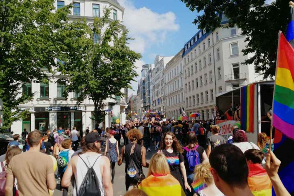 Tausende Menschen zogen am Samstag anlässlich der CSD-Demo durch Leipzig.