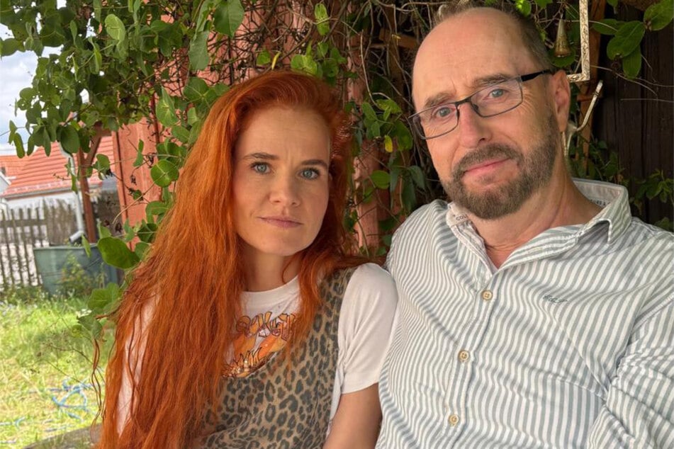 Haben seit Wochen bei westlichen Winden den Brandrauch in Haus und Garten: "Neuseenkraut"-Influencerin Michelle Ziegelmann (41) und Gatte Ulrich Müller (55).