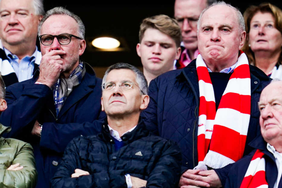 Karl-Heinz Rummenigge (mit Hand vorm Mund) und Uli Hoeneß (mit rot-weißem Schal) haben immer wieder gegensätzliche Meinungen - auch zu Niko Kovac.