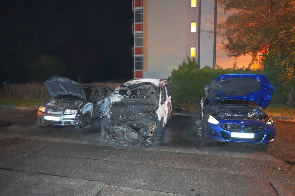 Die Autos wurden an einem Wohngebiet geparkt.