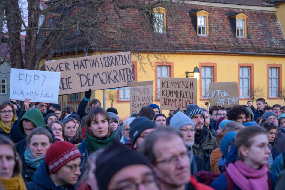 Auch in Weimar protestierten hunderte Menschen gegen den neuen Ministerpräsidenten.
