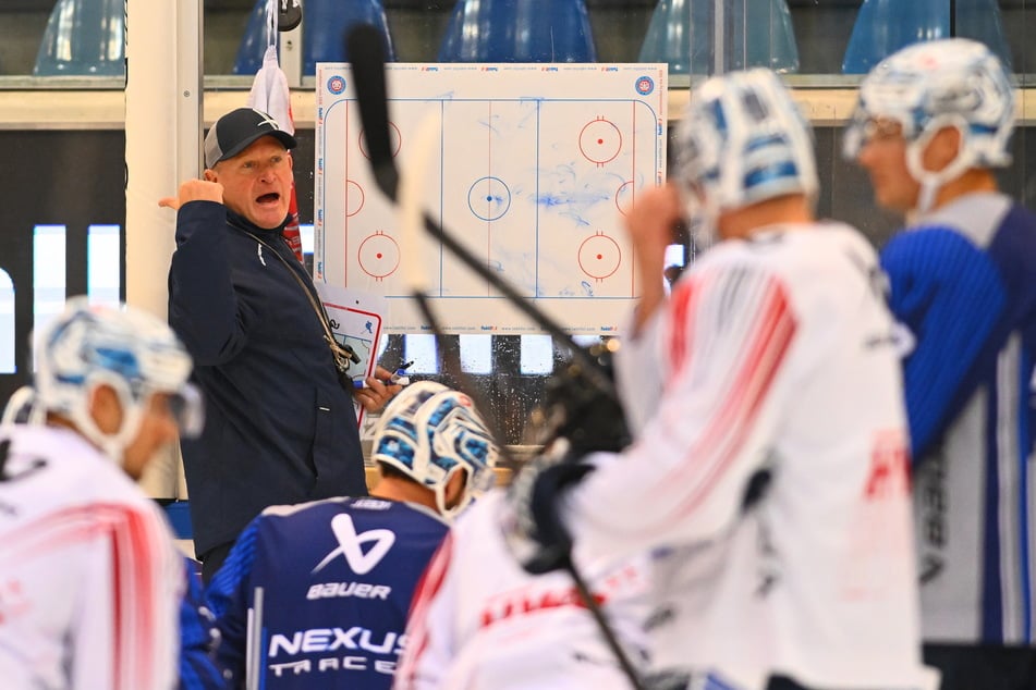 Ab kommender Woche wird Coach Niklas Sundblad (52, l.) mit seinen Spielern die Vorbereitung auf die Saison beginnen.