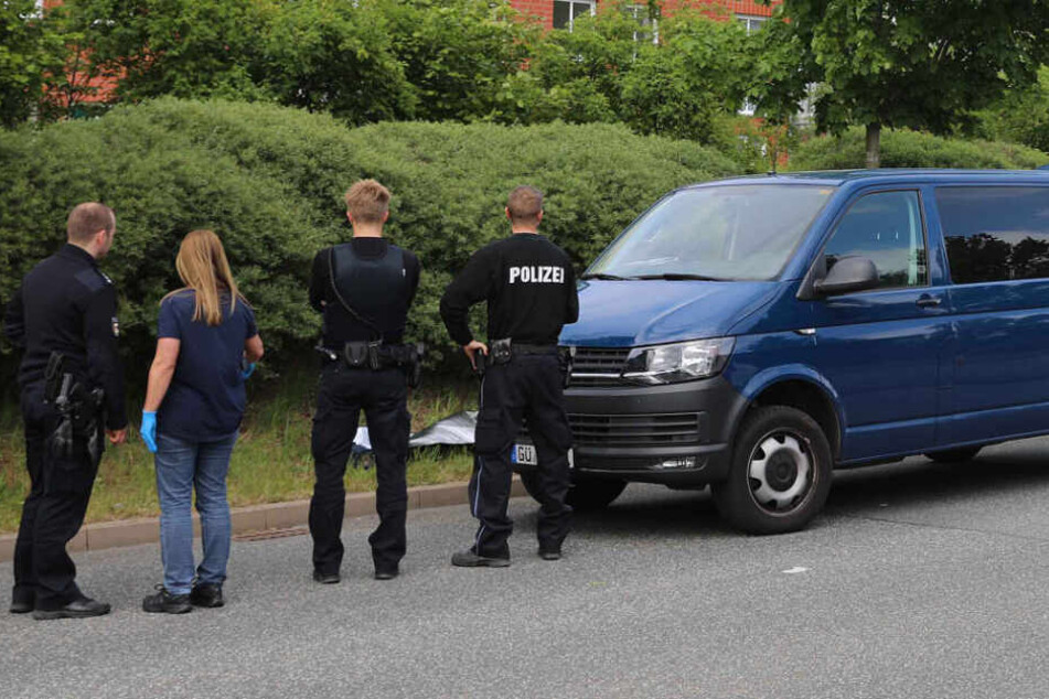 Die Einsatzkräfte stehen fassungslos am Fundort des toten Säuglings.