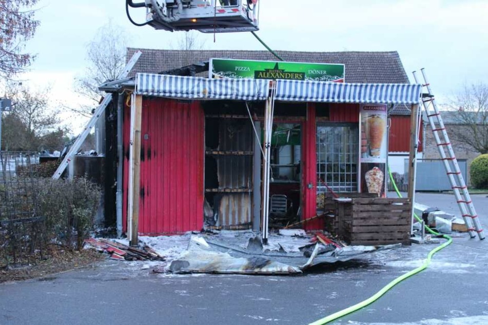 Fünf Stunden war die Feuerwehr mit den Löscharbeiten beschäftigt.