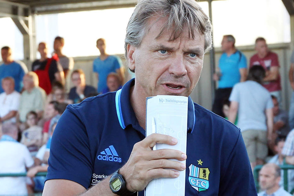 Horst Steffen hat konkrete Vorstellungen, nimmt seine Spieler hart ran - schließlich betreiben sie Leistungssport.