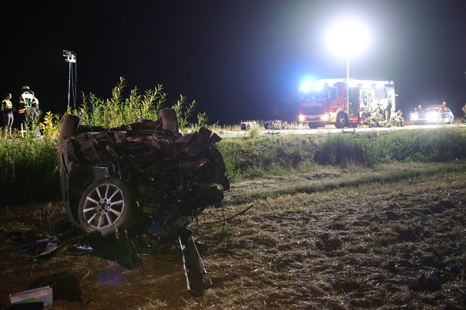 Einsatzkräfte stehen an der B470, ein Autowrack wurde in den Straßengraben geschleudert.