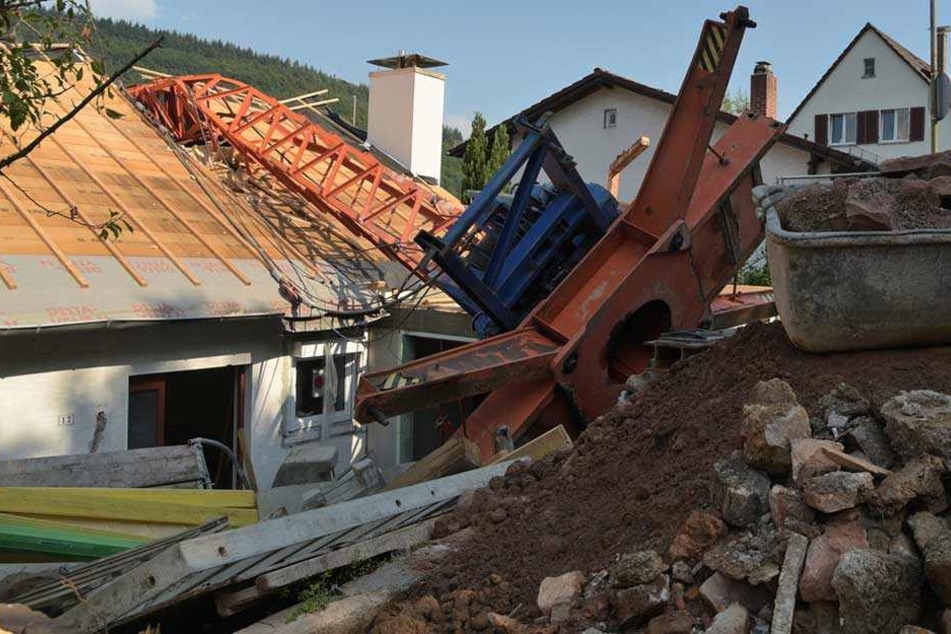 Pfusch am Bau? Kran kippt auf Haus TAG24