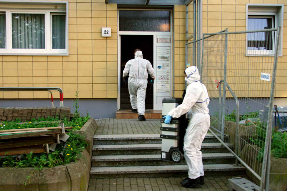 Die Spurensicherung musste in der Wohnung viele Spuren sichern. (Archivbild)