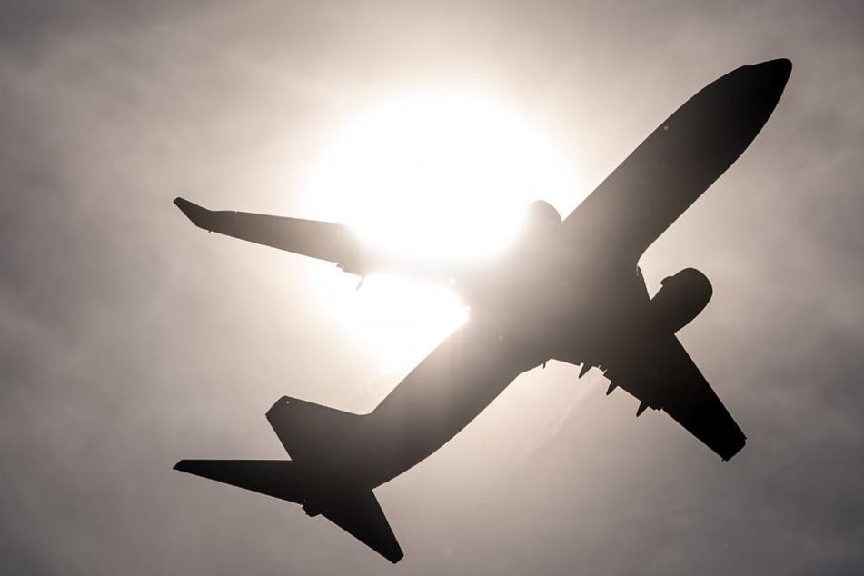 Mit dem Flugzeug wurden die Männer und Frauen ins Land geschmuggelt. (Symbolbild)
