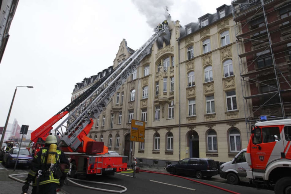 Das Feuer war am Montagvormittag in einer Dachgeschosswohnung in dem Mehrfamilienhaus ausgebrochen.
