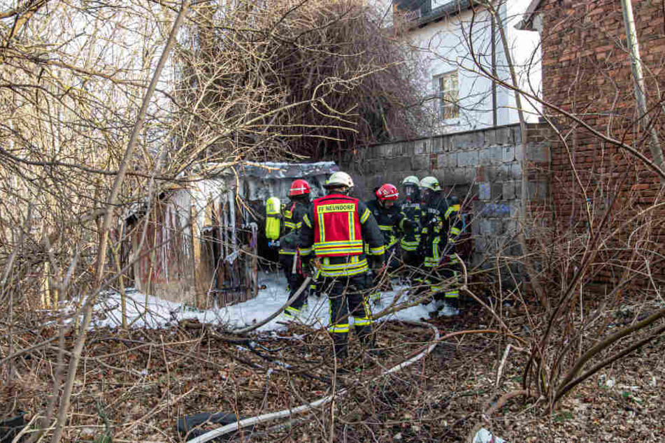 Die Feuerwehrleute konnten ein Übergreifen des Schuppenbrandes in der Marienstraße auf umliegende Wohnhäuser verhindern.