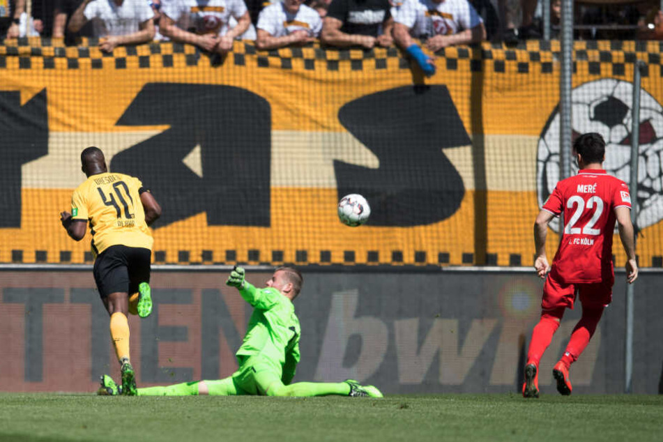 Dresdens Erich Berko trifft zum 1:0 gegen den 1. FC Köln (11.).