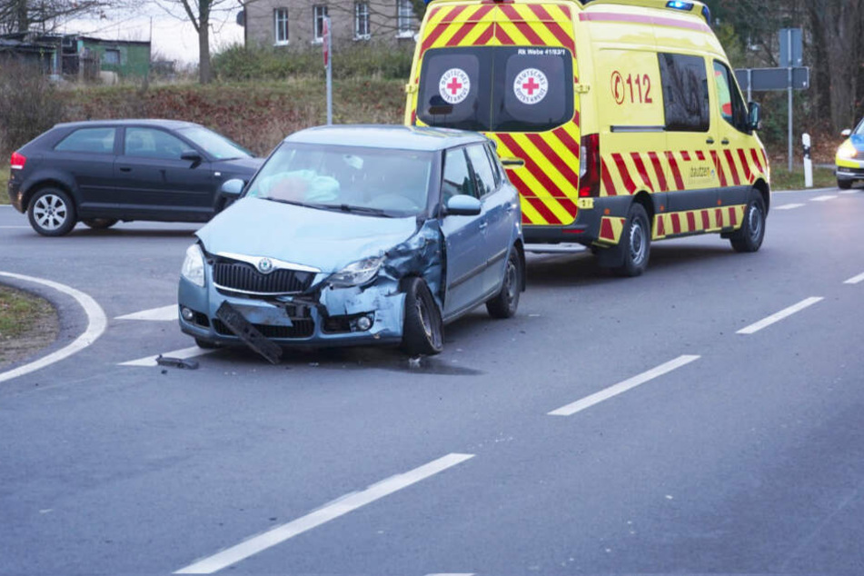 Der Skoda wurde vorn und an der Seite beschädigt.