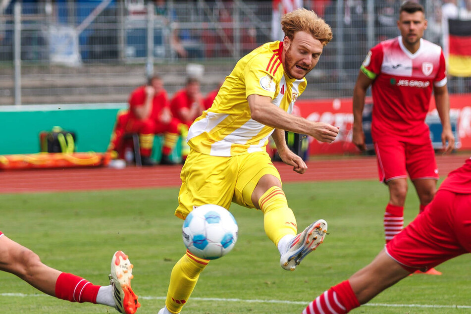 Wie im DFB-Pokal gegen den Greifswalder FC konnte sich Yorbe Vertessen (l.) auch gegen Eintracht Braunschweig in die Torschützenliste eintragen.