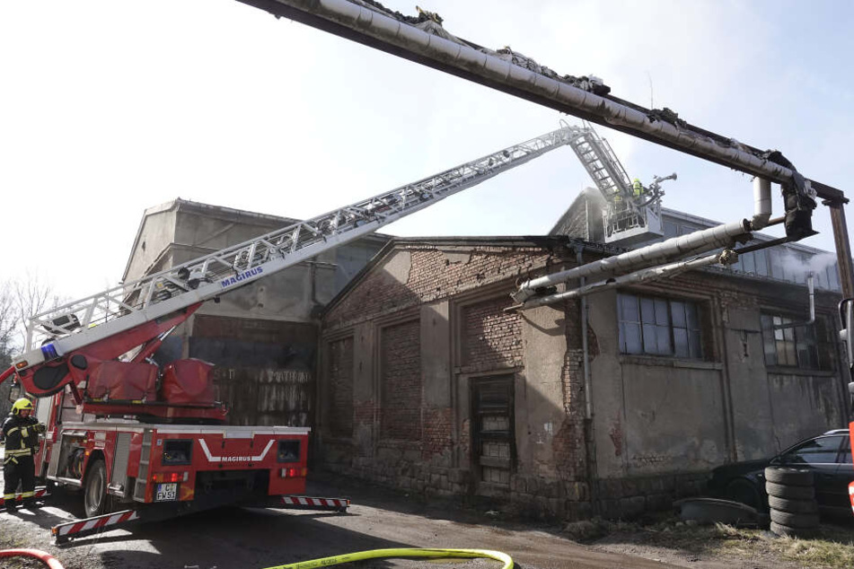 Das Feuer war im Dach des Gebäudes ausgebrochen und hatte sich schnell ausgebreitet.