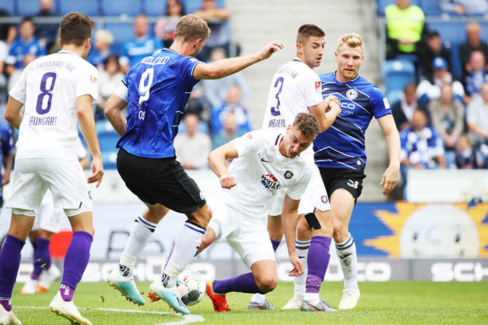 Tom Baumgart (l.) konnte wie seine Kollegen oft nur zuschauen, was Bielefeld um das starke Sturmduo Fabian Klos (Zweiter von links) und Andreas Voglsammer (r.) auf den Rasen brachte.