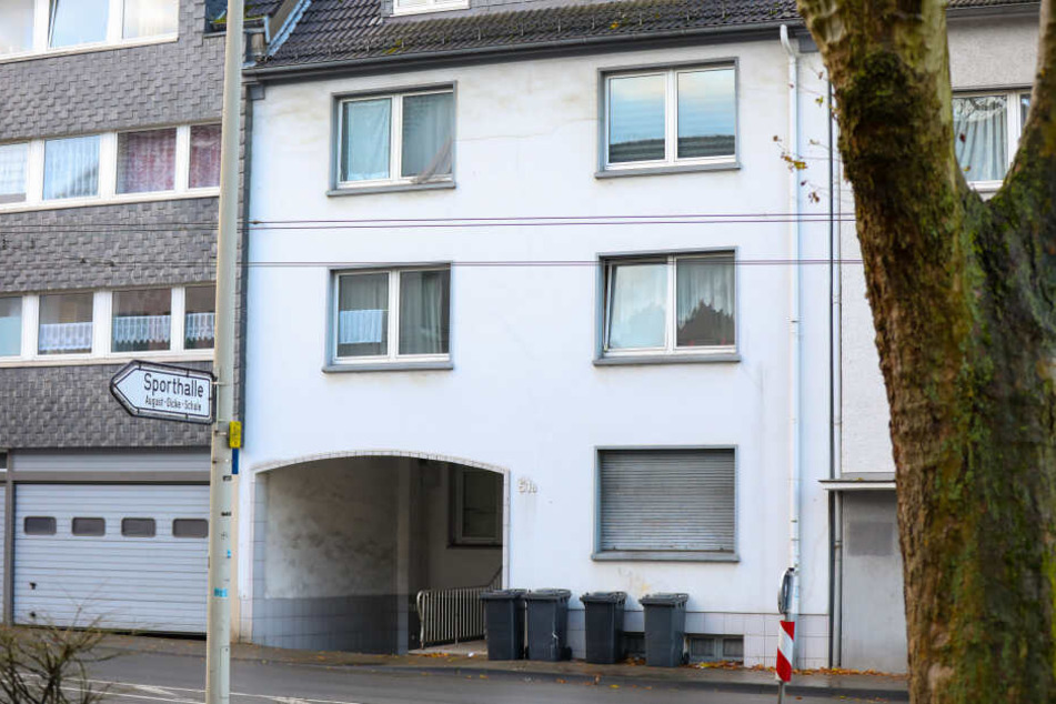 Bei der Razzia wurden Drogen, Bargeld und Waffen sichergestellt.