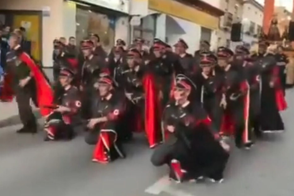 Eine Karnevalsgruppe hatte sich als Nazis kostümiert.