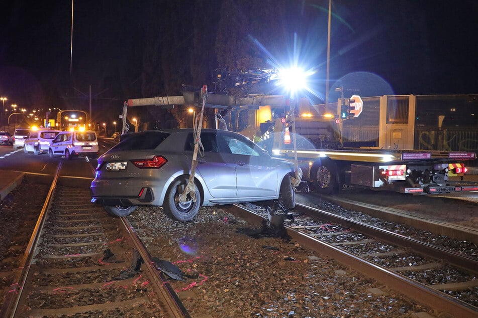 Gegen 20.30 Uhr ist der Audi abtransportiert worden.