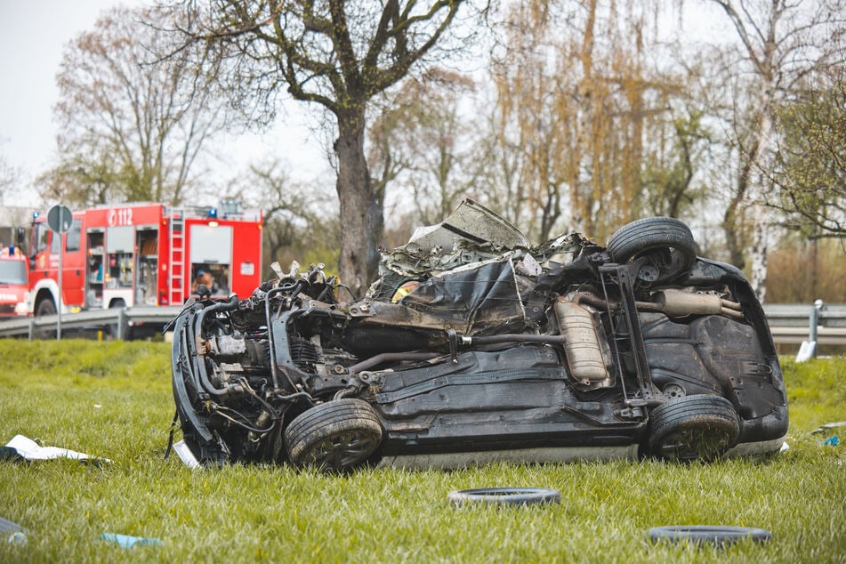 Heftiger Unfall auf Bundesstraße: Fahranfänger überschlägt sich mehrfach
